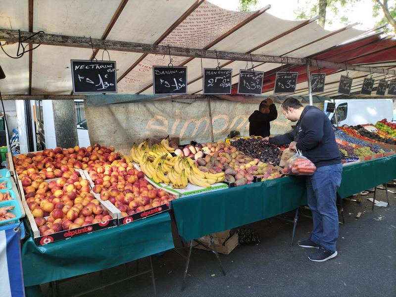 Nectarines at 1,30€ per kilo at Belleville market in Paris