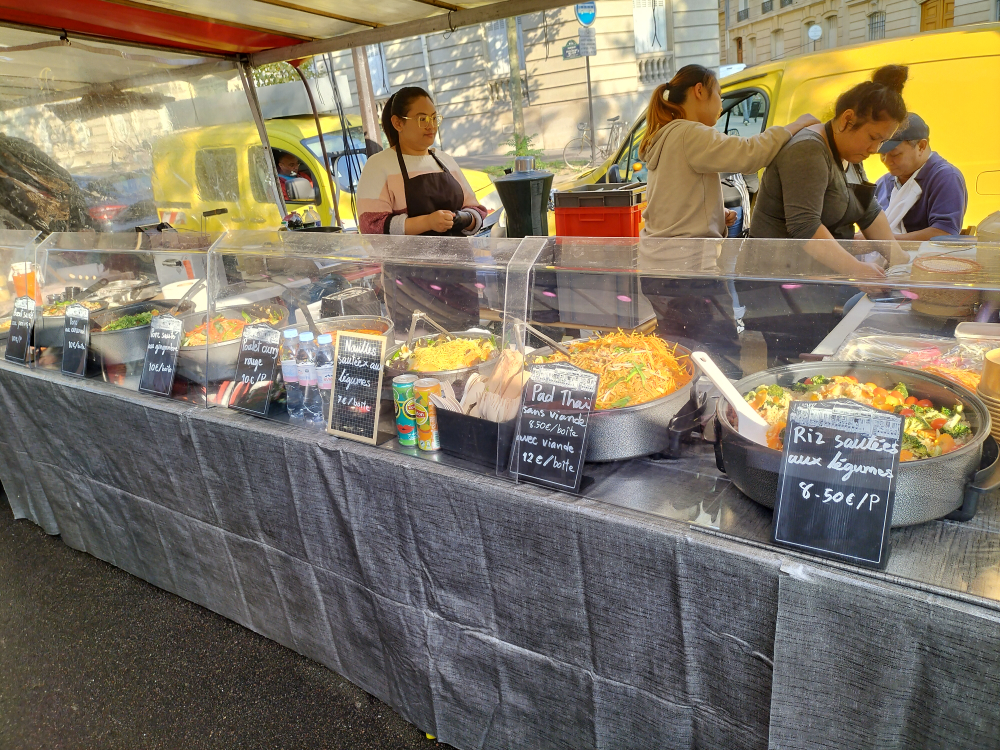 Le marché President Wilson, Paris: pad thai et riz sauté aux légumes Le marché President Wilson, Paris: pad thai et riz sauté aux légumes